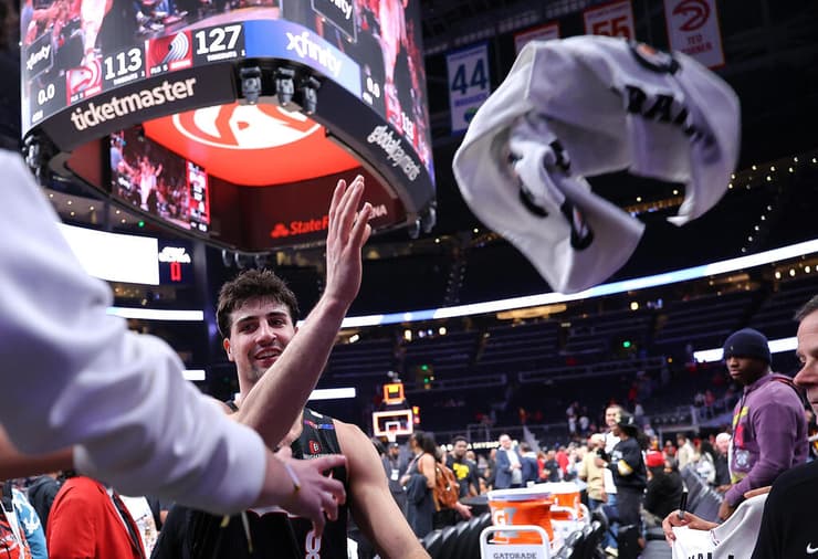 אבדיה חוגג בסיום עם האוהדים (צילום: Kevin C. Cox/Getty Images) אבדיה