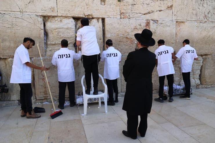 רב הכותל משגיח על העבודות (צילום: הקרן למורשת הכותל המערבי) רב הכותל משגיח על העבודות