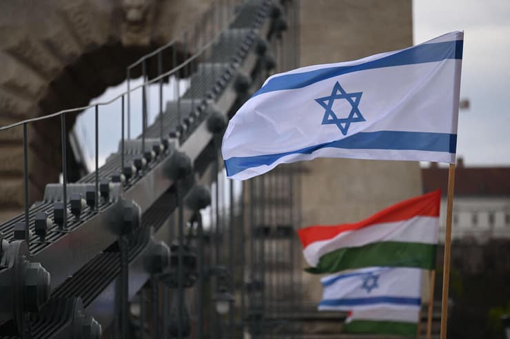 דגלי ישראל והונגריה מתנוססים על גשר השלשלאות בבודפשט, לקראת הביקור (צילום: Attila KISBENEDEK / AFP) דגלי ישראל והונגריה מתנוססים על גשר השלשלאות בבודפשט