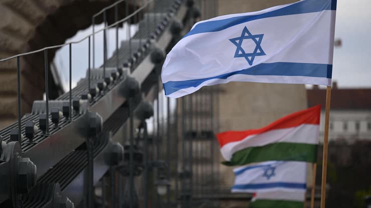 דגלי ישראל והונגריה מתנוססים על גשר השלשלאות בבודפשט בעת ביקור ראש הממשלה נתניהו לפני שנה (צילום: Attila KISBENEDEK / AFP) דגלי ישראל והונגריה מתנוססים על גשר השלשלאות בבודפשט