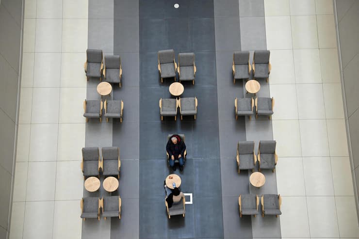 ישבו לקפה בכל זאת. זוג בקניון באיסטנבול, היום (צילום: REUTERS/Dylan Martinez) טורקיה יום חרם כלכלי קניון איסטנבול