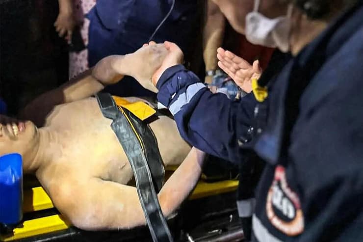 רעש רעידת אדמה מיאנמר גבר חולץ מהריסות אחרי חמישה ימים