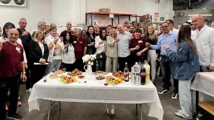 עובדי שופרסל בהרמת הכוסית