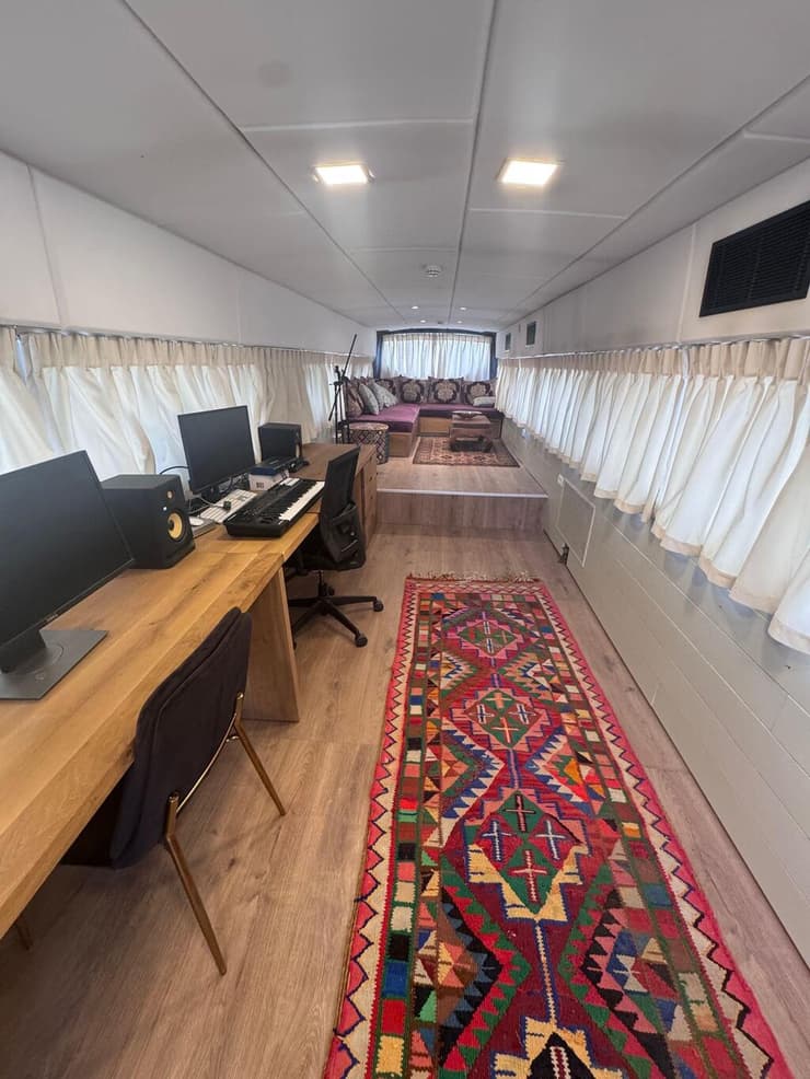 "המוזיקה היא כלי עוקף מילים". אוטובוס המדבר" (צילום: באדיבות "בית השנטי") "המוזיקה היא כלי עוקף מילים". אוטובוס המדבר"