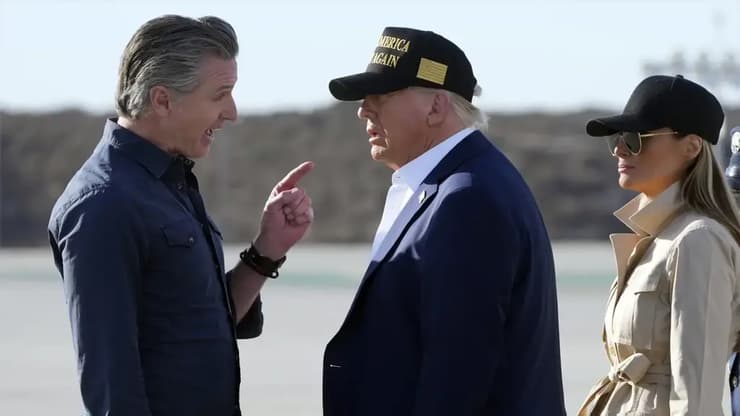 מושל קליפורניה גווין ניוסם עם נשיא ארה"ב טראמפ ואשתו מלניה (צילום: Mark Schiefelbein/AP) מושל קליפורניה גווין ניוסם עם נשיא ארה"ב טראמפ בביקור שערך ב קליפורניה בעקבות השריפות שם 24 בינואר