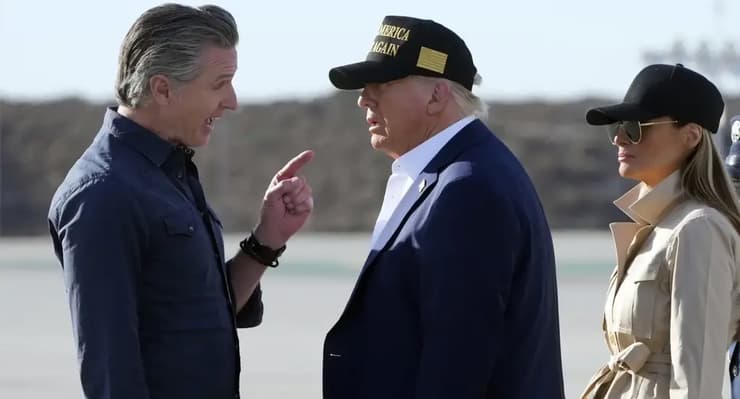 מול מושל קליפורניה גווין ניוסם, בביקור בעקבות השריפות שם, 24 בינואר