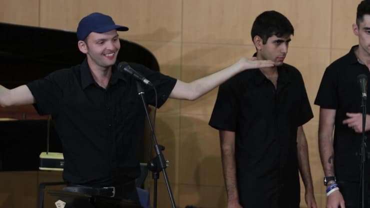 עידו בהופעה בבר אילן
