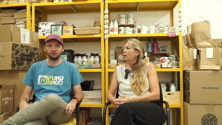 טל ועידו בנסמן במפעל הקטן למתנות המבוססות על ציוריו של עידו. מקום הכשרה והזדמנות לאנשים עם מוגבלות עידו וטל