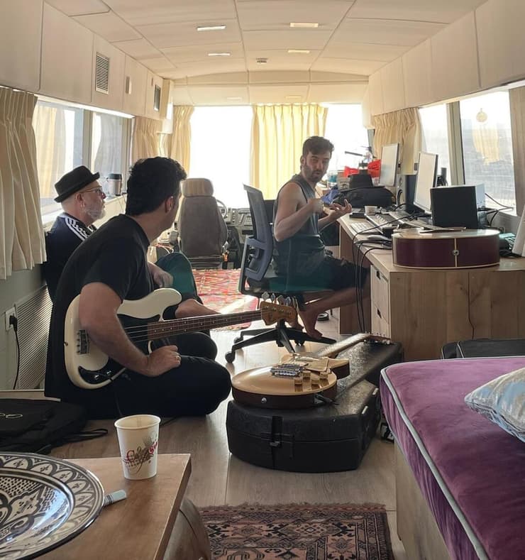 מהסעת נוסעים - למרחב מוזיקלי. אוטובוס המדבר (צילום: באדיבות "בית השנטי") מהסעת נוסעים - למרחב מוזיקלי. אוטובוס המדבר