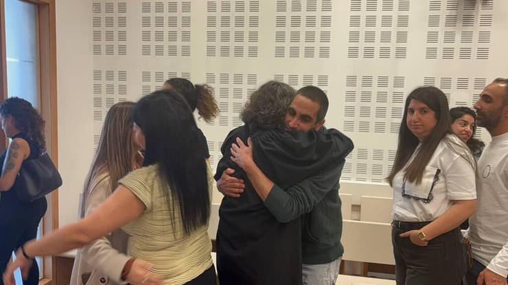 בני המשפחה מחבקים את האמא רויה פוריאן