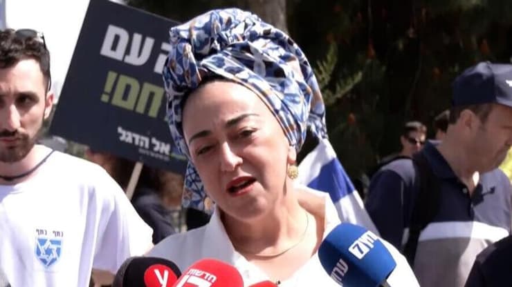 ללי דרעי, אמו של רס"ל סעדיה דרעי ז"ל, בצעדת המחאה בקריאה ל"גיוס לכולם" של משפחות שכולות, משפחות משרתי מילואים וארגוני מחאה בירושלים