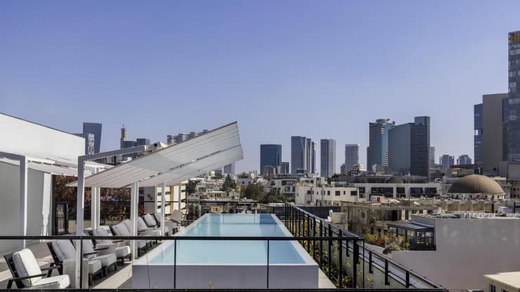 הבריכה על הגג