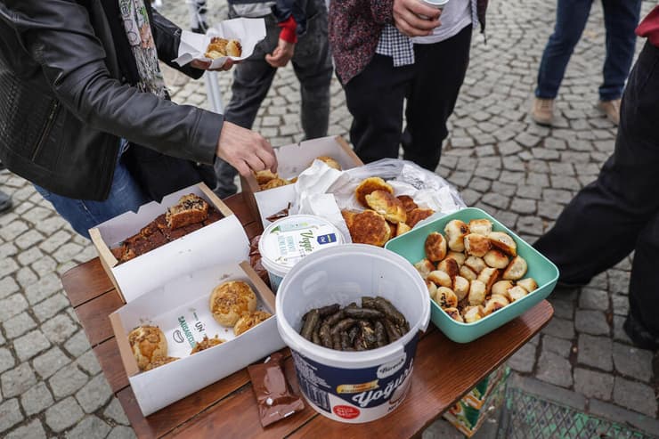 צילום: Adem ALTAN / AFP טורקיה אנקרה יום חרם כלכלי קפה חרם מביאים את האוכל והקפה לבד פארק אנקרה
