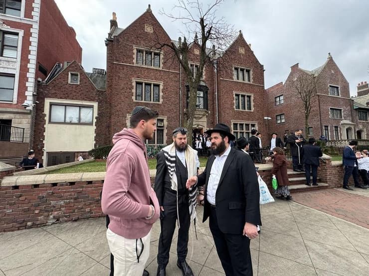 סשה טרופנוב ליד מרכז חב"ד העולמי בברוקלין