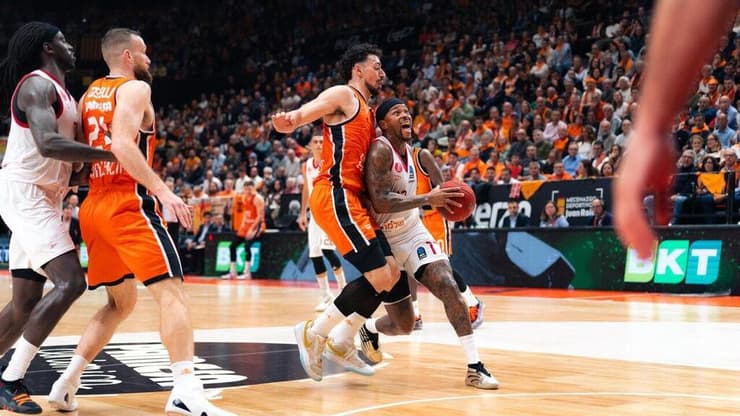 ניצחון הרואי. פוסטר בדרך לעוד שתי נקודות (צילום: באדיבות הפועל ת"א) פוסטר