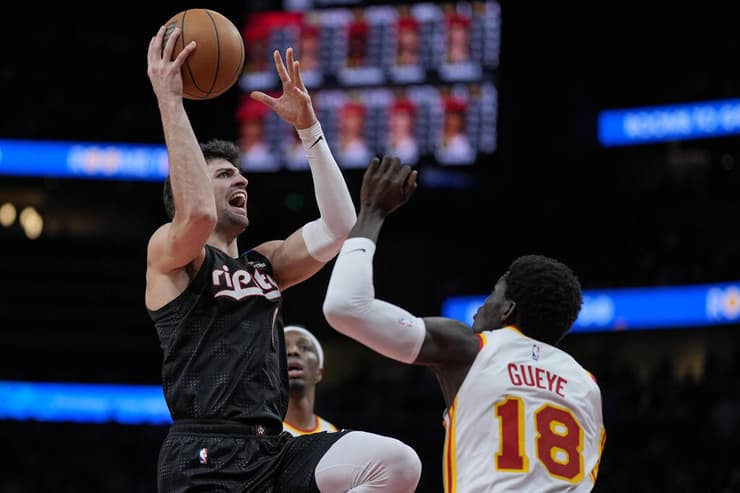 אבדיה בדרך לעוד שתי נקודות (צילום: AP Photo/Mike Stewar) אבדיה