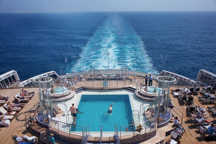 הבריכה הפתוחה בירכתיים של "קווין מארי 2" - זה היה אמור להיות מסע מהנה (צילום: Senderistas / shutterstock) הבריכה הפתוחה בירכתיי "קווין מארי 2"