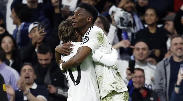 לוקה מודריץ' מחבק את אורליאן טשואמני (רויטרס) לוקה מודריץ' מחבק את אורליאן טשואמני