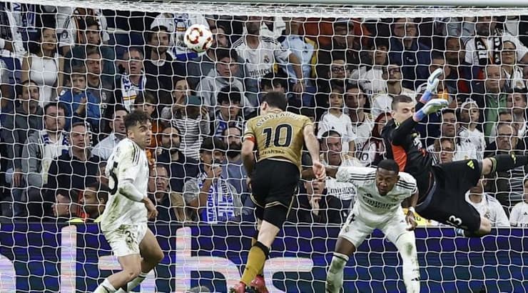 לונין מפספס, אוירסבאל נוגח פנימה (רויטרס) לונין מפספס, אוירסבאל נוגח פנימה