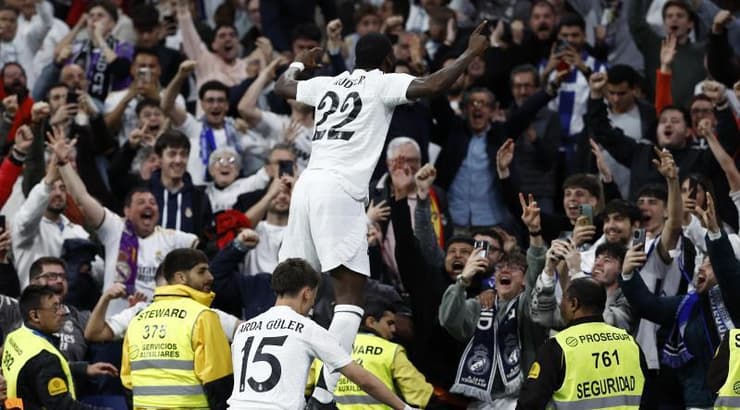 אנטוניו רודיגר מול הקהל המוטרף בברנבאו (רויטרס) אנטוניו רודיגר מול הקהל המוטרף בברנבאו