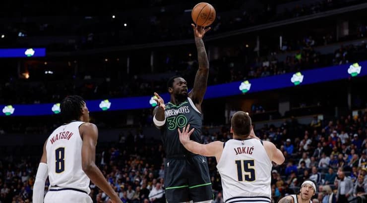 ג'וליוס רנדל זורק מעל ניקולה יוקיץ' (רויטרס) ג'וליוס רנדל זורק מעל ניקולה יוקיץ'