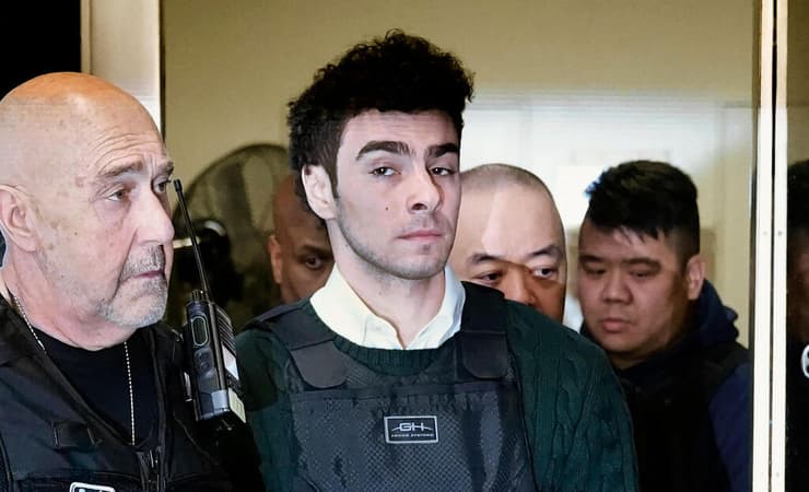 עורכת דינו של מנג'יוני זעמה על התובעת הכללית: "החלטה אכזרית" (צילום: TIMOTHY A. CLARY / AFP) לואיג'י מנג'יוני רוצח מנכ"ל חברת ביטוח בריאות ניו יורק ארה"ב