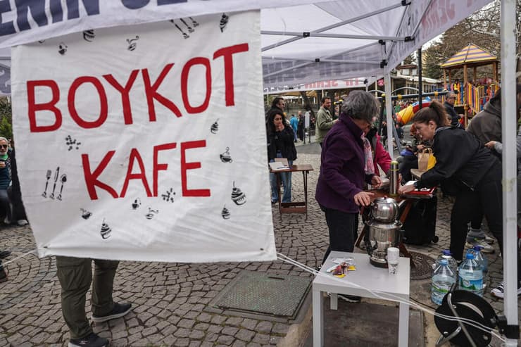 "קפה חרם" שפתחו המוחים באנקרה: יושבים לפטפט בפארק עם אוכל וקפה מהבית (צילום: Adem ALTAN / AFP) טורקיה אנקרה יום חרם כלכלי קפה חרם מביאים את האוכל והקפה לבד פארק אנקרה