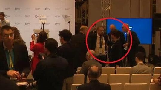ישראל איינהורן עם עיתונאי הבילד פול רונצהיימר בכנס של שר הביטחון ישראל כ"ץ במינכן