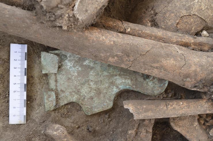 שרידי שריון בין העצמות בקבר האחים הרומי מסוף המאה ה-1 לספירה, שהתגלה ברובע זימרינג שבעיר וינה