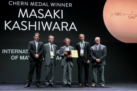 זכה באותות הוקרה רבים. קאשיווארה מקבל את מדליית צ'רן בכינוס הבינלאומי למתמטיקה, 2018