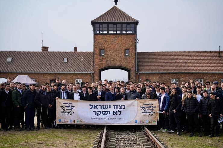 חברי המשלחת במחנה ההשמדה אושוויץ (צילום: מאיר זלזניק) חברי המשלחת במחנה ההשמדה אושוויץ