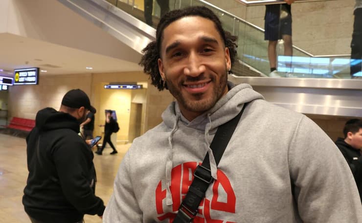 איש ויינרייט (צילום: שאול גולן) שחקן הפועל ת"א איש ויינרייט בנחיתה בנתב"ג אחרי העלייה לגמר היורוקאפ