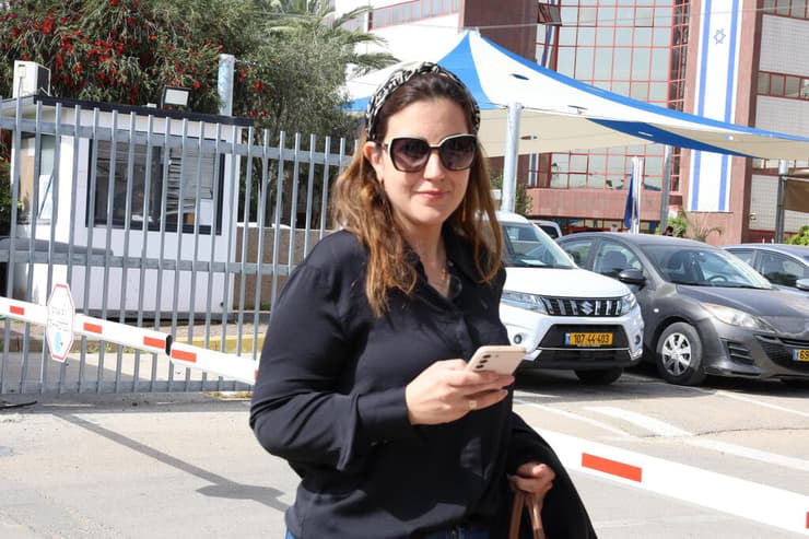 שירית אביטן כהן הגיעה לתת עדות בפרשת קטאר-גייט בלהב 433