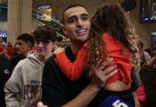 קבלת פנים חמה. ים מדר (צילום: שאול גולן) שחקן הפועל ת"א ים מדר בנחיתה בנתב"ג אחרי העלייה לגמר היורוקאפ