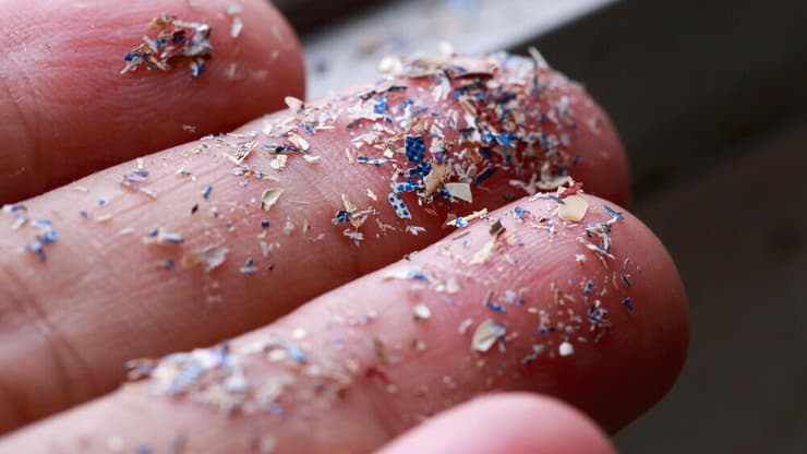 הפלסטיק הוא חומר כימי שעלול לשחרר מיקרופלסטיק וחומרים נוספים אל המים שאתם שותים (צילום: Shutterstock) מיקרו-פלסטיק