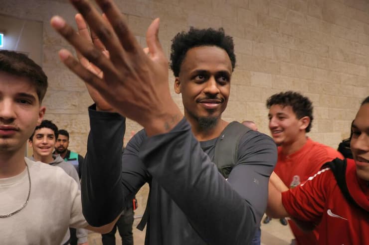 המצטיין של האדומים אתמול. אנטוניו בלייקני (צילום: שאול גולן) שחקן הפועל ת"א אנטוניו בלייקני בנחיתה בנתב"ג אחרי העלייה לגמר היורוקאפ