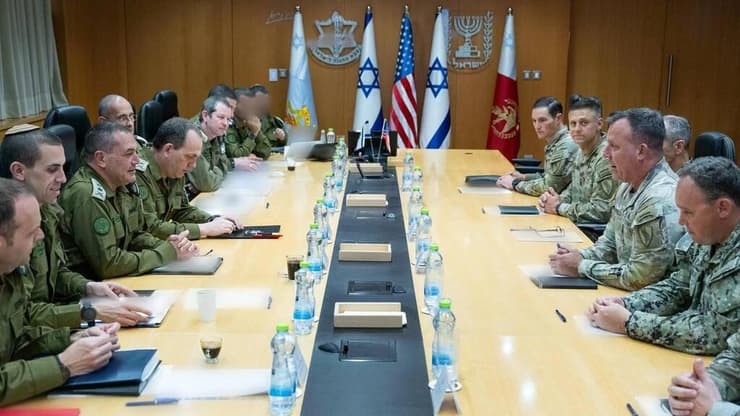 גנרל מייקל אריק קורילה בישיבה עם הרמטכ"ל אייל זמיר