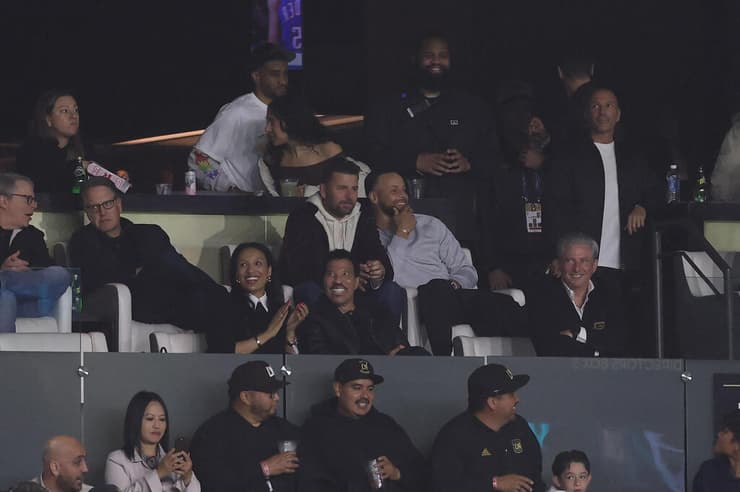 סטף קרי וליונל ריצ'י צופים בכוכב הארגנטינאי ביציע (צילום: Luke Hales / GETTY IMAGES NORTH AMERICA / AFP) סטף קרי וליונל ריצ'י ביציע צופים במסי