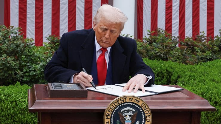 טראמפ חותם על הצו המורה על המכסים, אמש