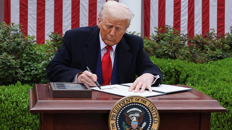 טראמפ חותם על הצו המורה על המכסים, אמש