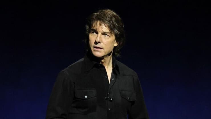 טום קרוז במחווה לוואל קילמר בכנס סינמה-קון (צילום Ethan Miller/Getty Images) טום קרוז