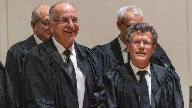 השופט נעם סולברג (משמאל) והשופט יצחק עמית