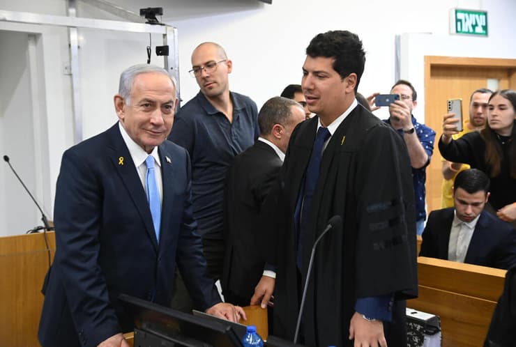 "אפשר להביא עדים אחרים?" נתניהו עם עורך דינו עמית חדד (יאיר שגיא ) נתניהו בבית-המשפט עם עורך-דינו, עמית חדד