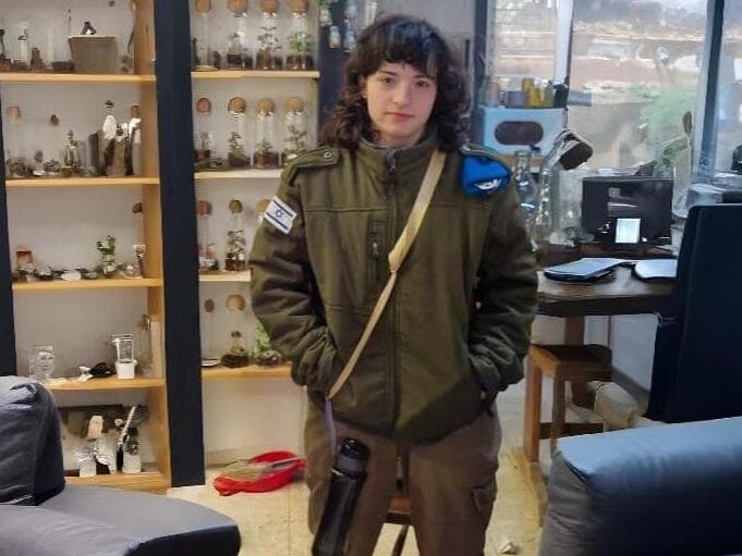 "הייתה הידרדרות מבחינה חברתית ותפקודית". אביה אנה ברוקס אובחנה באיחור עם אוטיזם (צילום: אלבום פרטי) אביה אנה ברוקס אובחנה באיחור עם אוטיזם