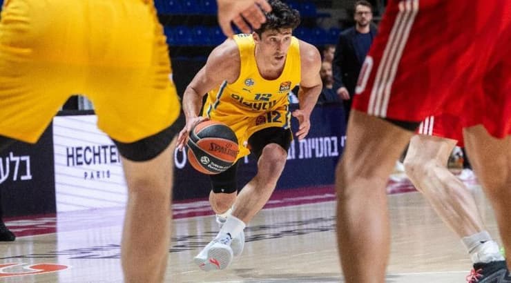 ג'ון דיברתולומאו עם הכדור