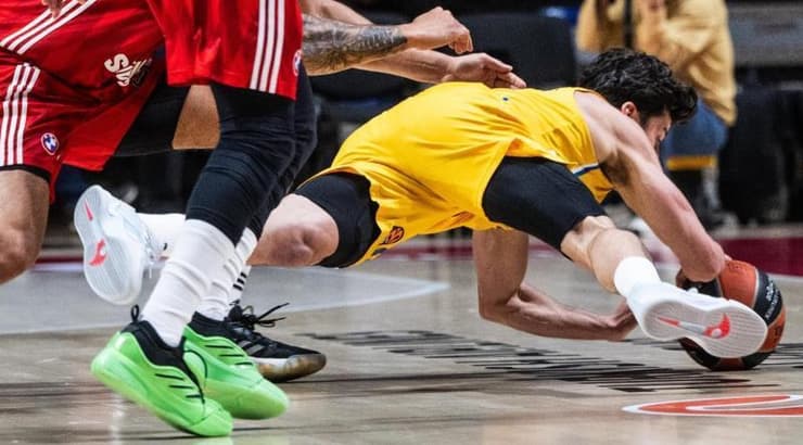 ג'ון דיברתולומאו מסתער על הכדור