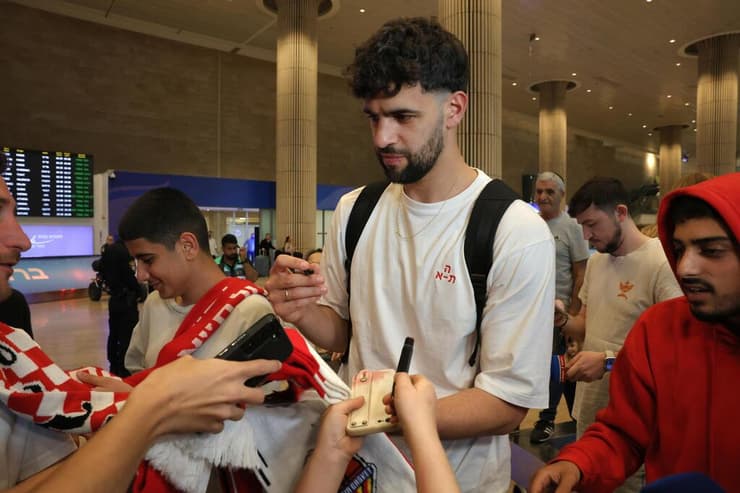 "יש לנו שבוע מרגש לפנינו". תומר גינת (צילום: שאול גולן) שחקן הפועל ת"א תומר גינת בנחיתה בנתב"ג אחרי העלייה לגמר היורוקאפ