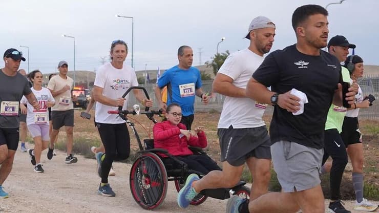 רות משתתפת במרתון בעבר