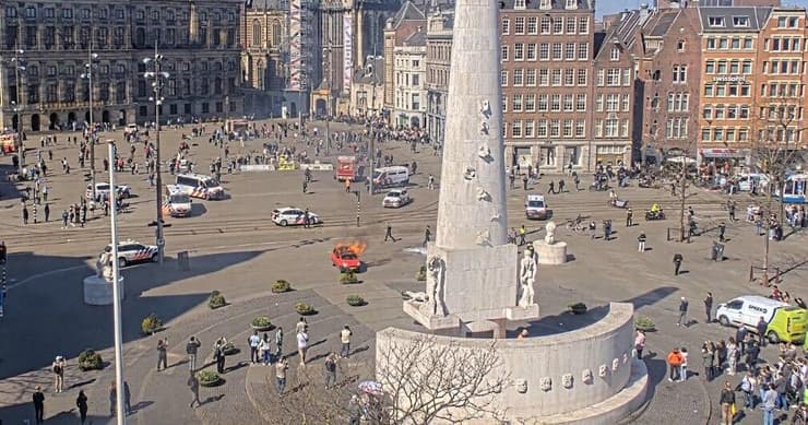 הרכב עולה באש בכיכר דאם, אחר הצהריים הולנד אמסטרדם רכב התפוצץ נשרף כיכר דאם