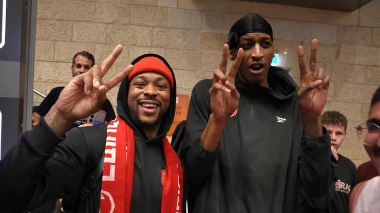 שמחים ומחויכים. מרקוס פוסטר עם מרקוס בינגהאם בנתב"ג (צילום: שאול גולן) שחקן הפועל ת"א מרקוס פוסטר עם מרקוס בינגהאם בנחיתה בנתב"ג אחרי העלייה לגמר היורוקאפ